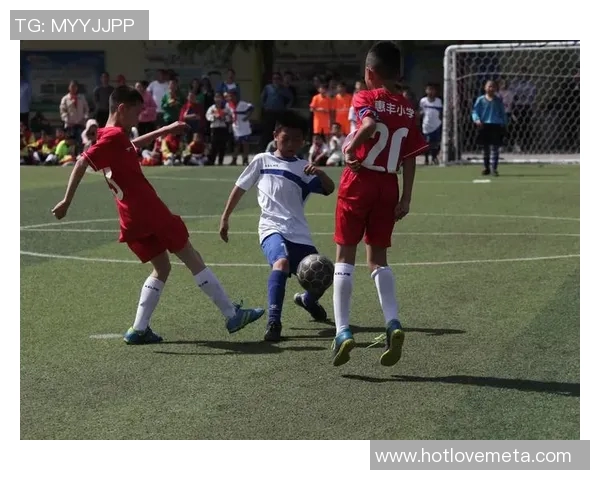 中国小学生足球赛决赛气氛热烈 场面堪比职业联赛吸引全场目光